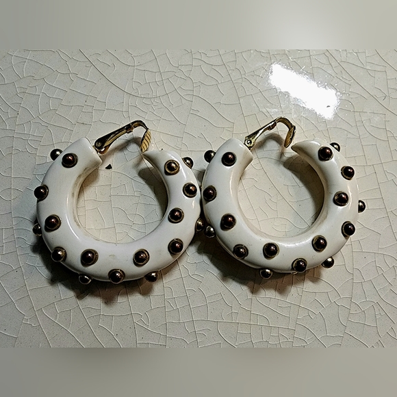 Kenneth Lane vintage retro white pebbled gold hoop clip on earrings - Picture 5 of 5